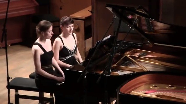 美女钢琴家anastasia & aliubov 四手联弹 :莫扎特《d大调双钢琴奏鸣