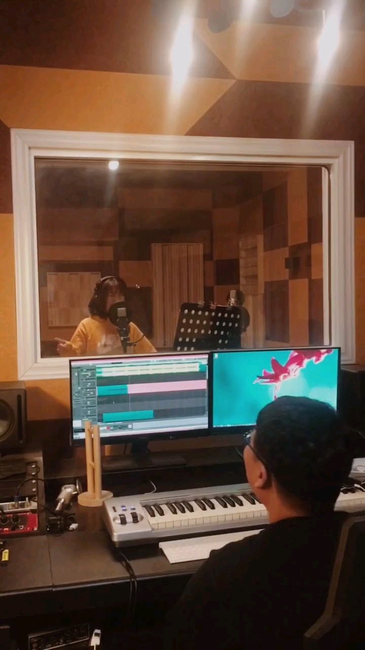  - 歌手在录音棚里放飞自我，录音师要疯了