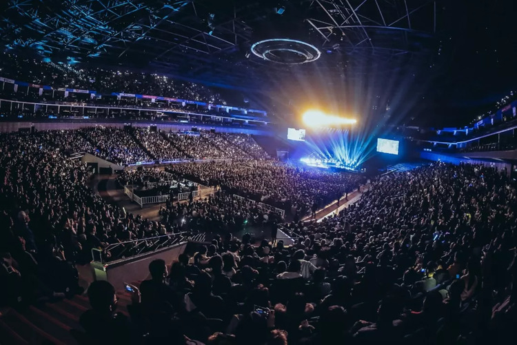 就在今年1月,让魔都爆场的演唱会上,imagine dragons带来了他们第三张