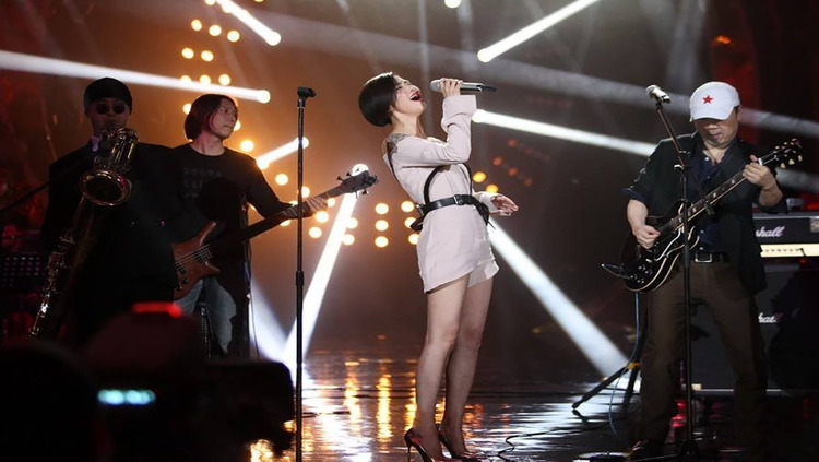 谭维维翻唱崔健《假行僧》,华阴老腔一声喊,不愧是摇滚女王