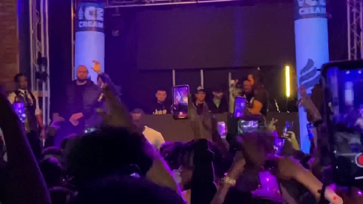  - 📸💃在Pop Smoke的演唱会上，你完全可以边拍边蹦