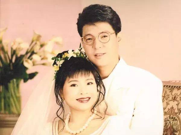 姜育恒与妻子李凤凰他说:"婚礼是做给别人看的,是对父母,亲人应窘到