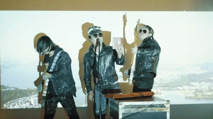 除此之外,为了更好地致敬,乐队透露拍摄所用的很多道具都来自被cos者