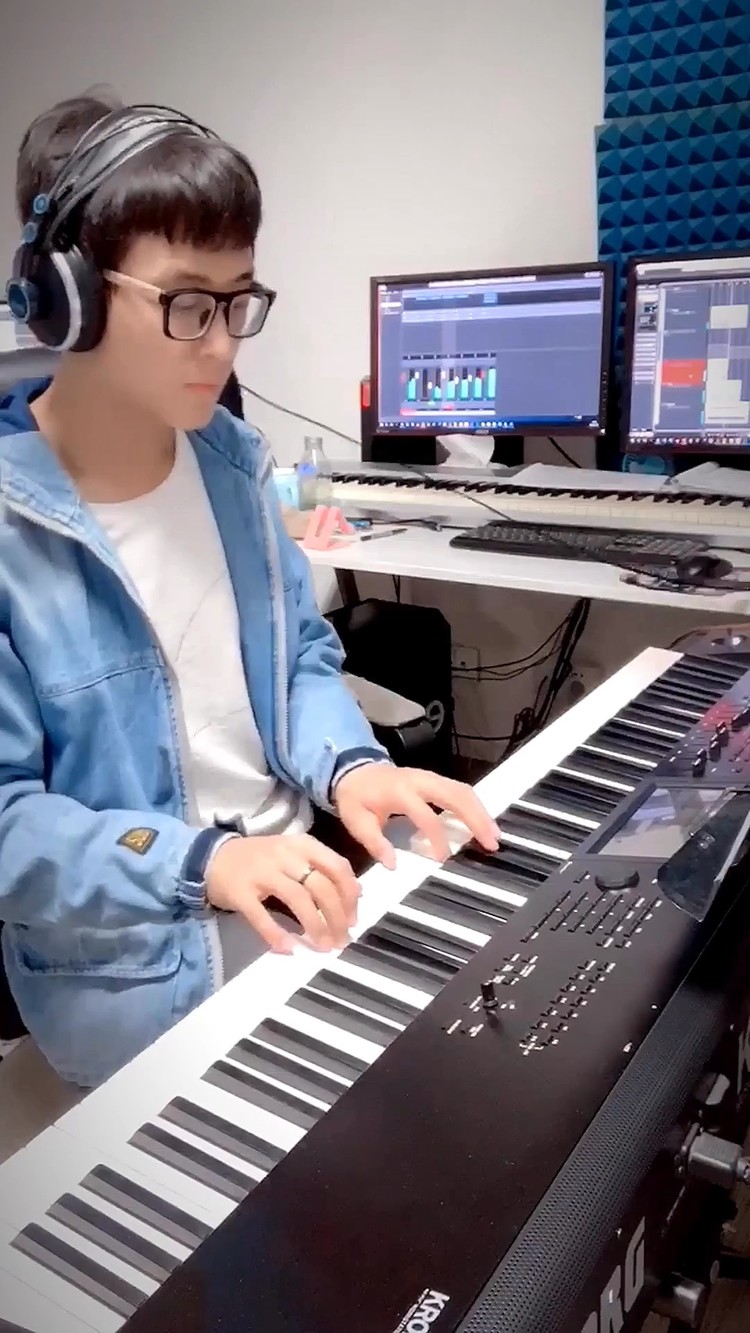 - 经典的BGM《喜剧之王》里的一段音乐,每次听都想哭!