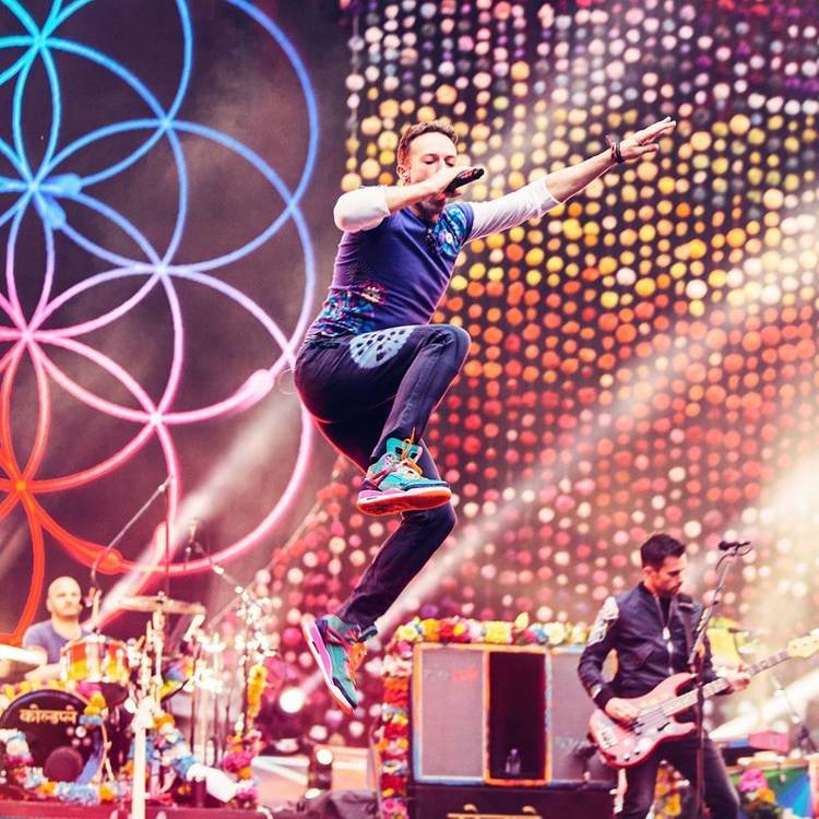 hypnotised coldplay   当星星纸飘落,全场大合唱a sky full of stars