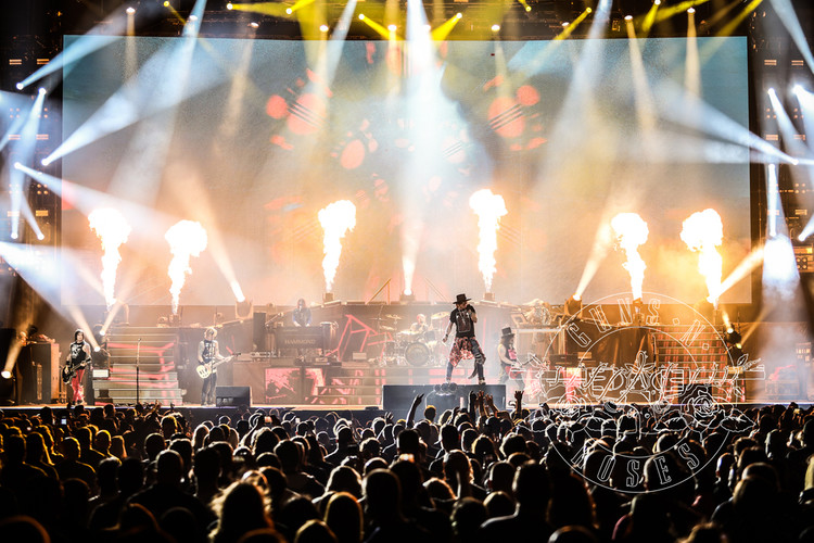 "我这辈子都不会再跟slash同台演出了!