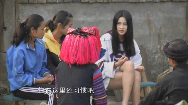 变形记,富家女杨馥宇穿衣服少,被当地村民指责伤风败俗"穿这