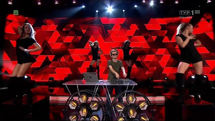 - Cleo在最近的德国综艺中翻唱水果姐的Last Friday Night,好听!