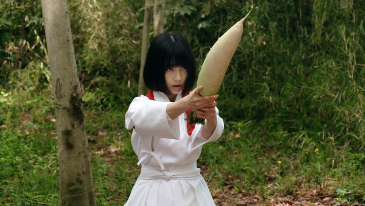 女孩买了根大萝卜,不料它是削铁如泥的神兵,花式吊打武林高手!