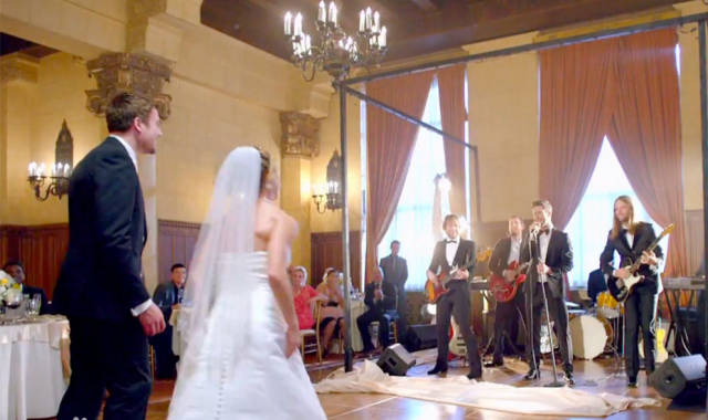 当年maroon 5这首直击粉丝婚礼现场的《sugar》mv,可谓俘获了一大票