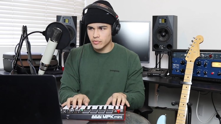 - 翻唱达人Alex Aiono混音毛刷《Saturday Nights》和《With You》