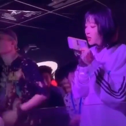 - 台上抽空补个妆