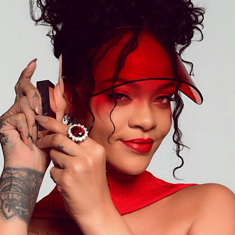 蕾哈娜因偷酒杯成瘾意外走红