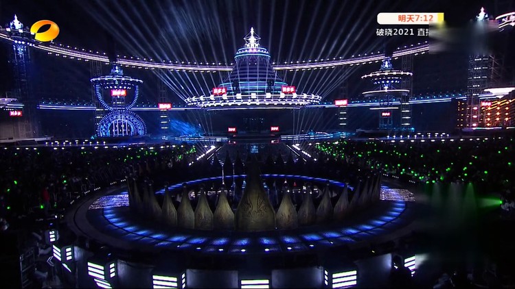 2021湖南卫视跨年演唱会 陈伟霆扔衣服帅炸,《我门》现场