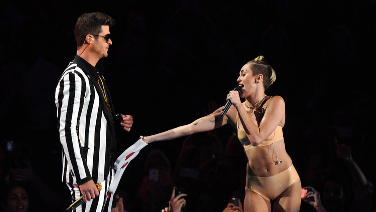  - 回顾VMA经典现场：2013年麦粒转型舌婊突破尺度