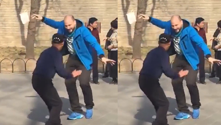  - 老外偷学广场舞后，当场就和大爷跳嗨了，网友：舞姿太魔性