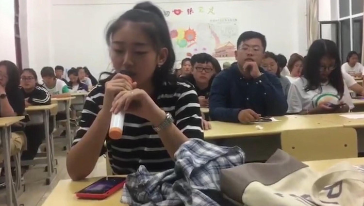  - 女同学在班级唱《后来》火了，播放超1700万，歌声很悲伤