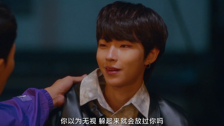 - 女生误打误撞救下校霸,没想到被校霸反追