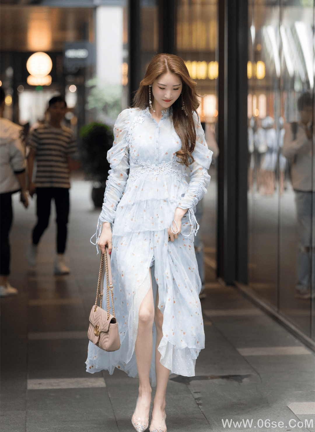 图片[21]-美女壁纸丨街拍美女，白皙美腿一览无余！-六色网