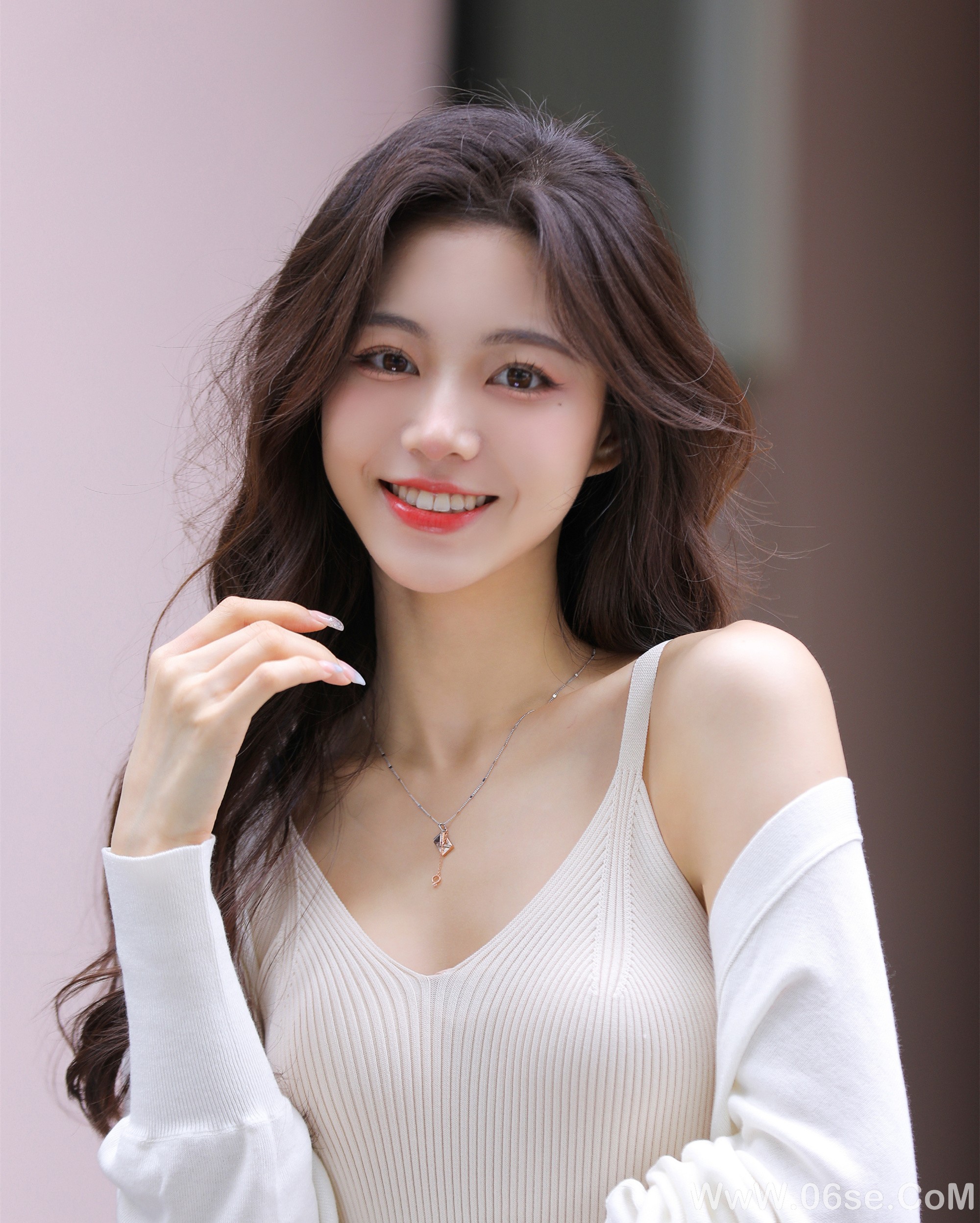 气质美女丨让人心动的微笑美女-六色网