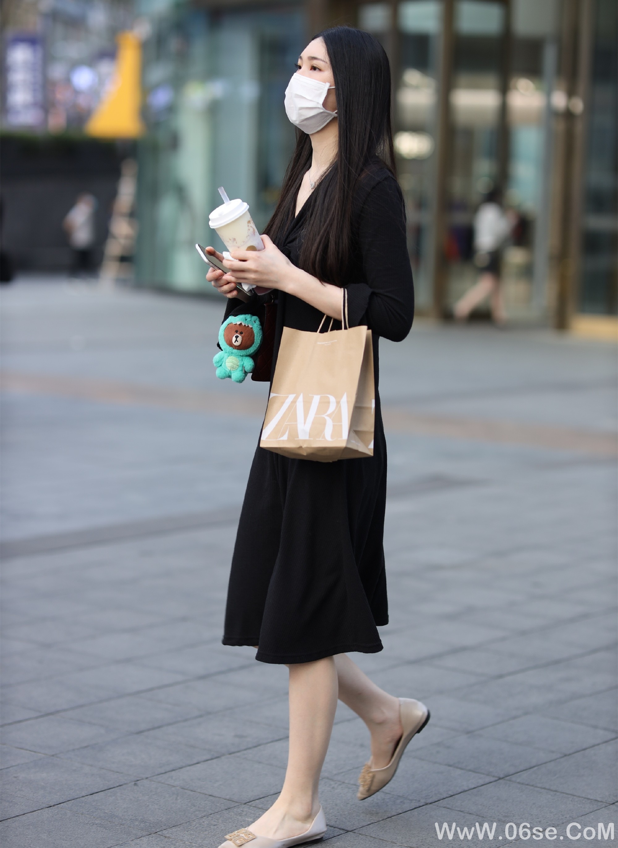 图片[22]-美女壁纸丨街拍美女，白皙美腿一览无余！-六色网