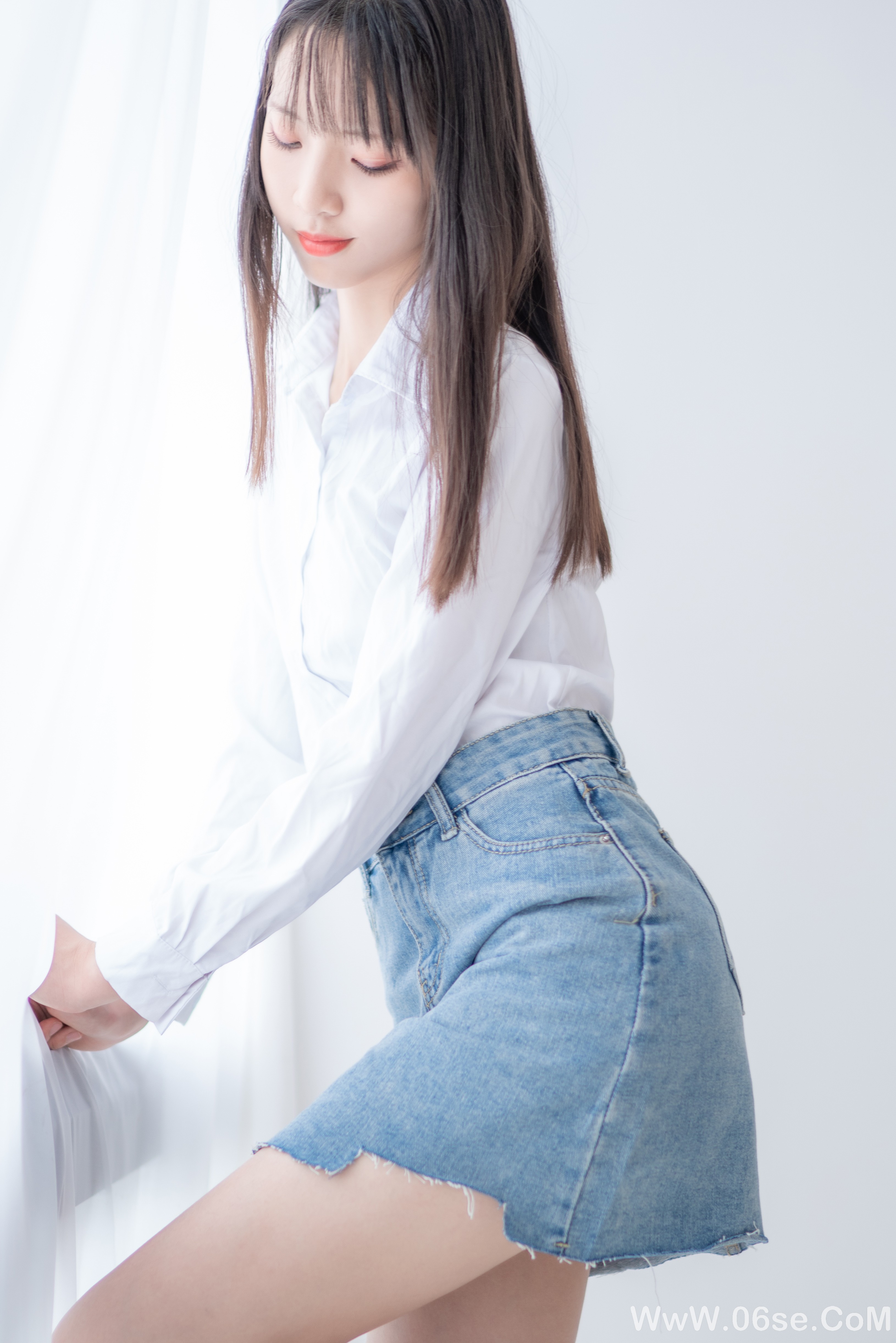 图片[6]-美女壁纸丨衬衫牛仔裙小姐姐-六色网