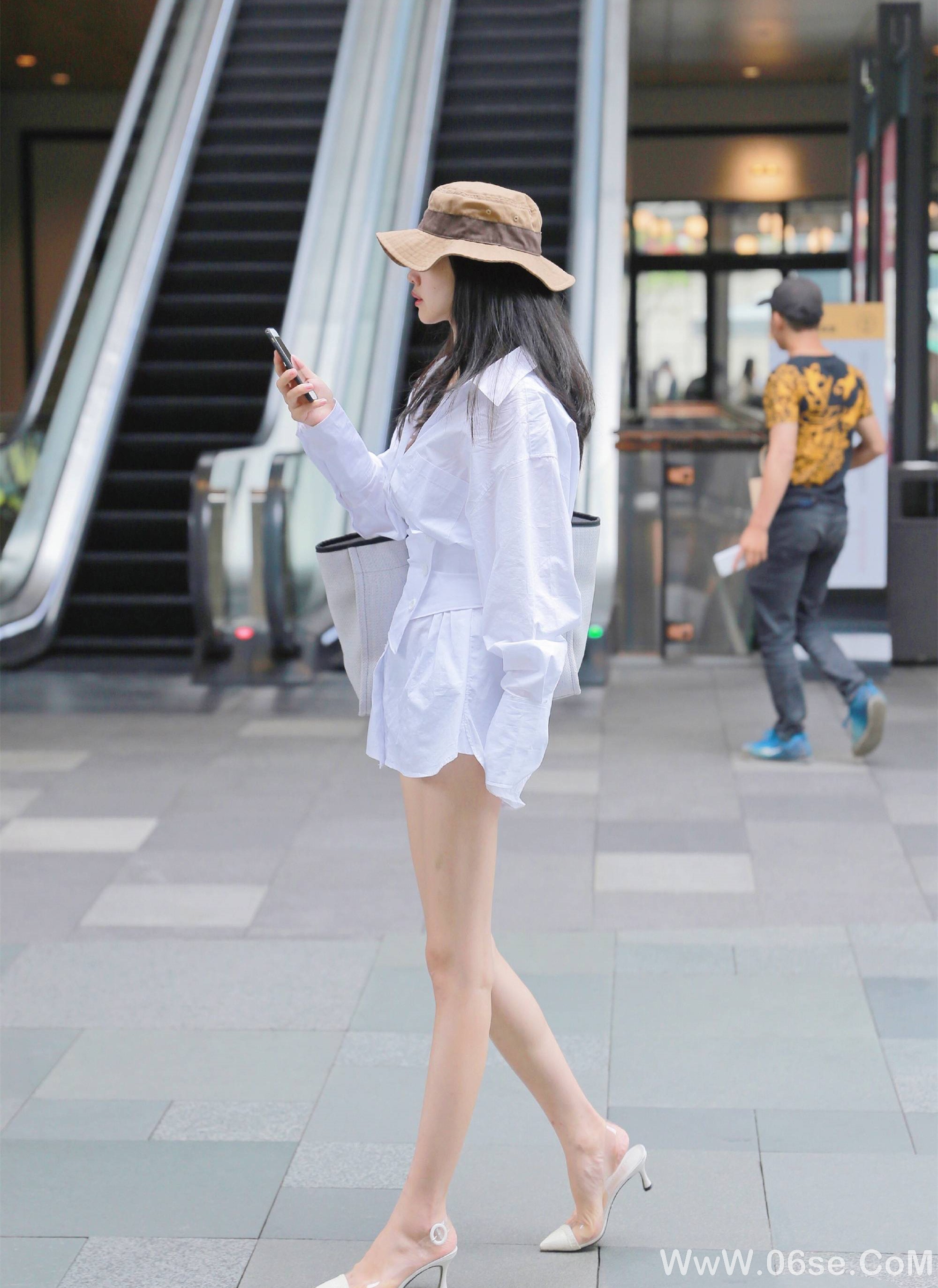 图片[12]-美女壁纸丨街拍美女，白皙美腿一览无余！-六色网