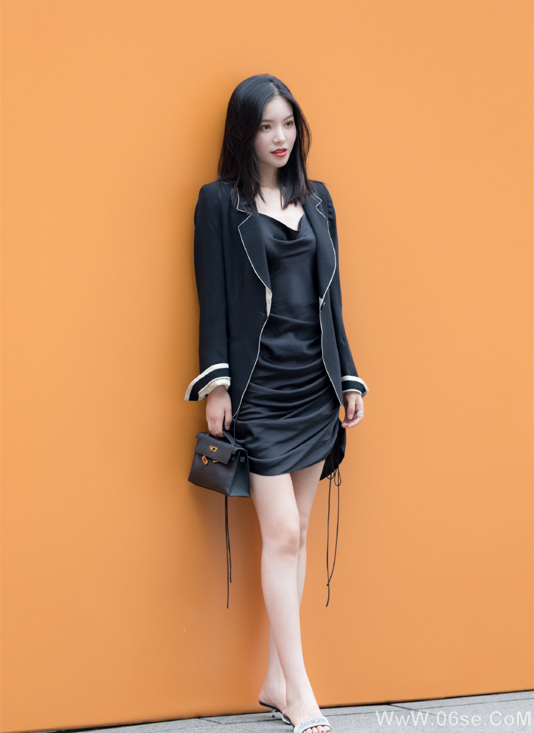 图片[13]-美女壁纸丨街拍美女，白皙美腿一览无余！-六色网