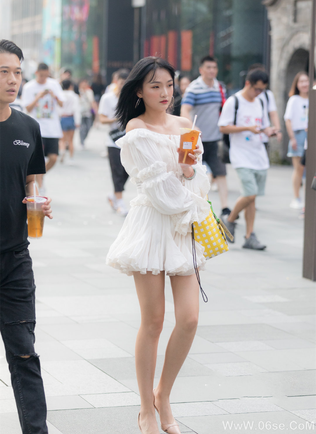 图片[19]-美女壁纸丨街拍美女，白皙美腿一览无余！-六色网