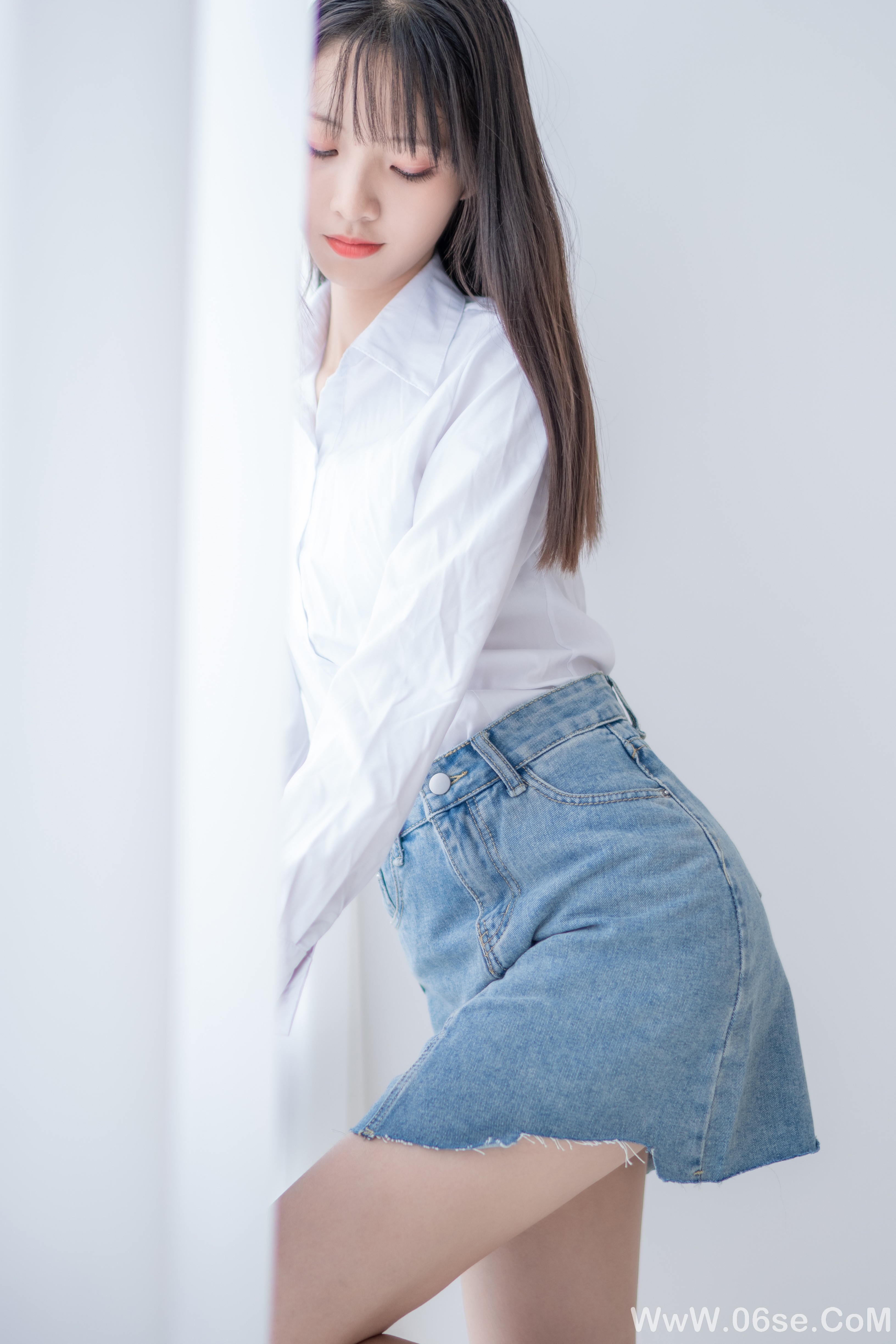 图片[2]-美女壁纸丨衬衫牛仔裙小姐姐-六色网