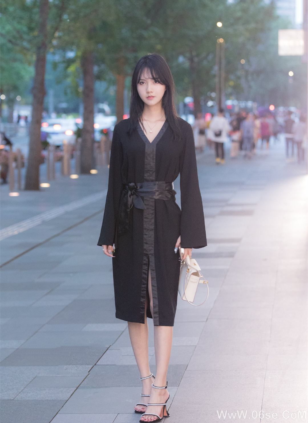 图片[10]-美女壁纸丨街拍美女，白皙美腿一览无余！-六色网