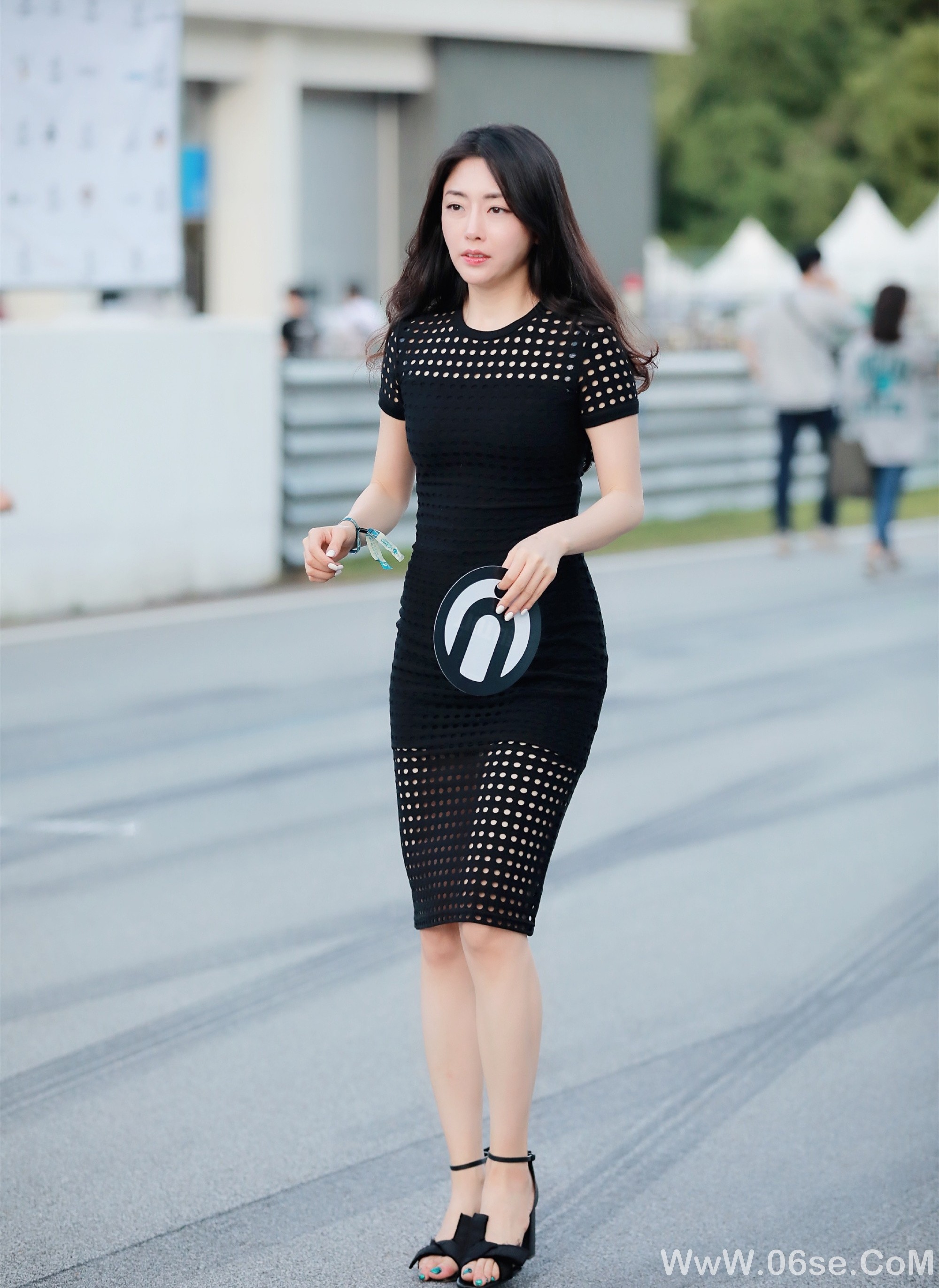 图片[18]-美女壁纸丨街拍美女，白皙美腿一览无余！-六色网