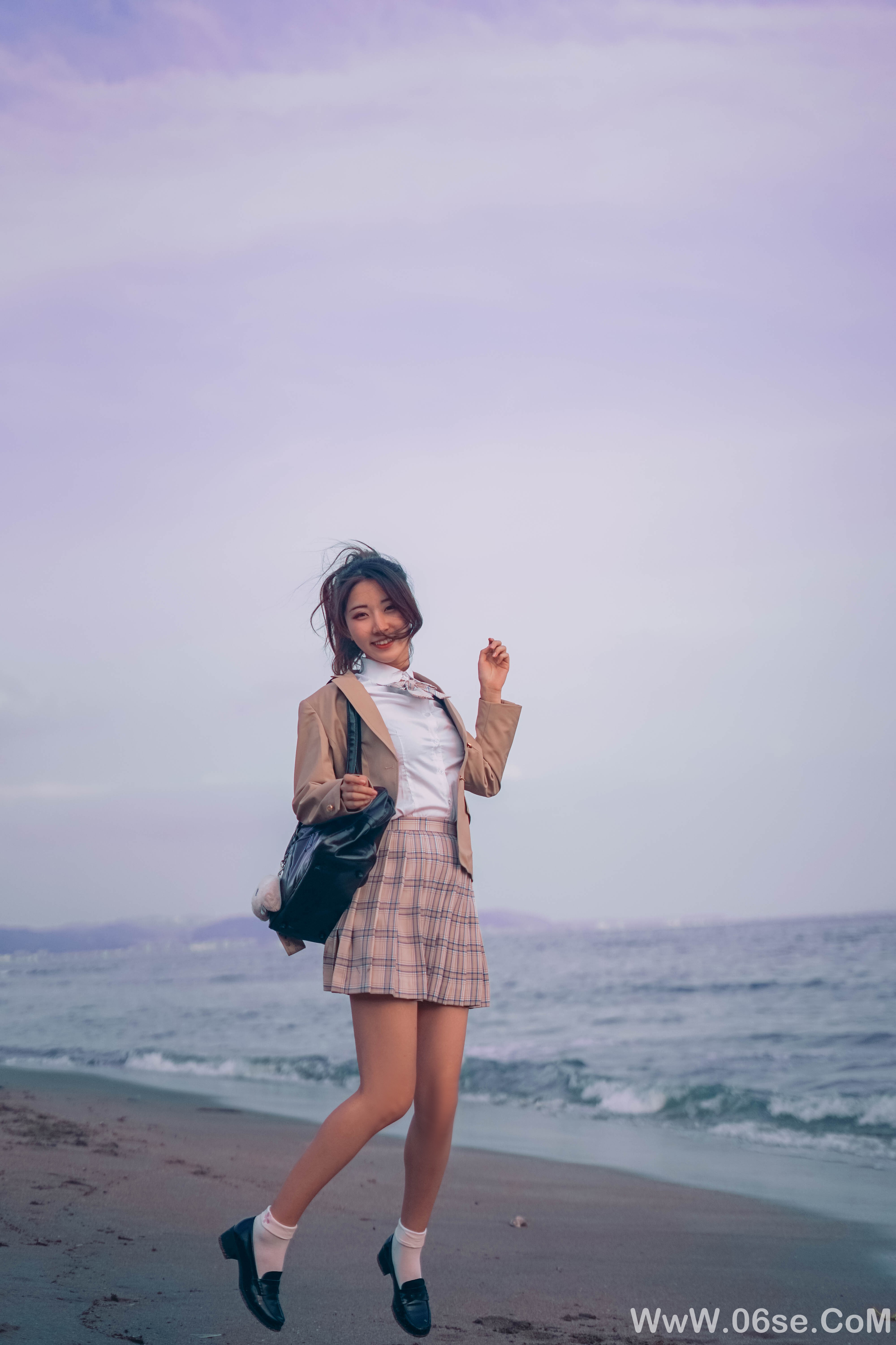 清纯美女丨短裙制服美女-六色网