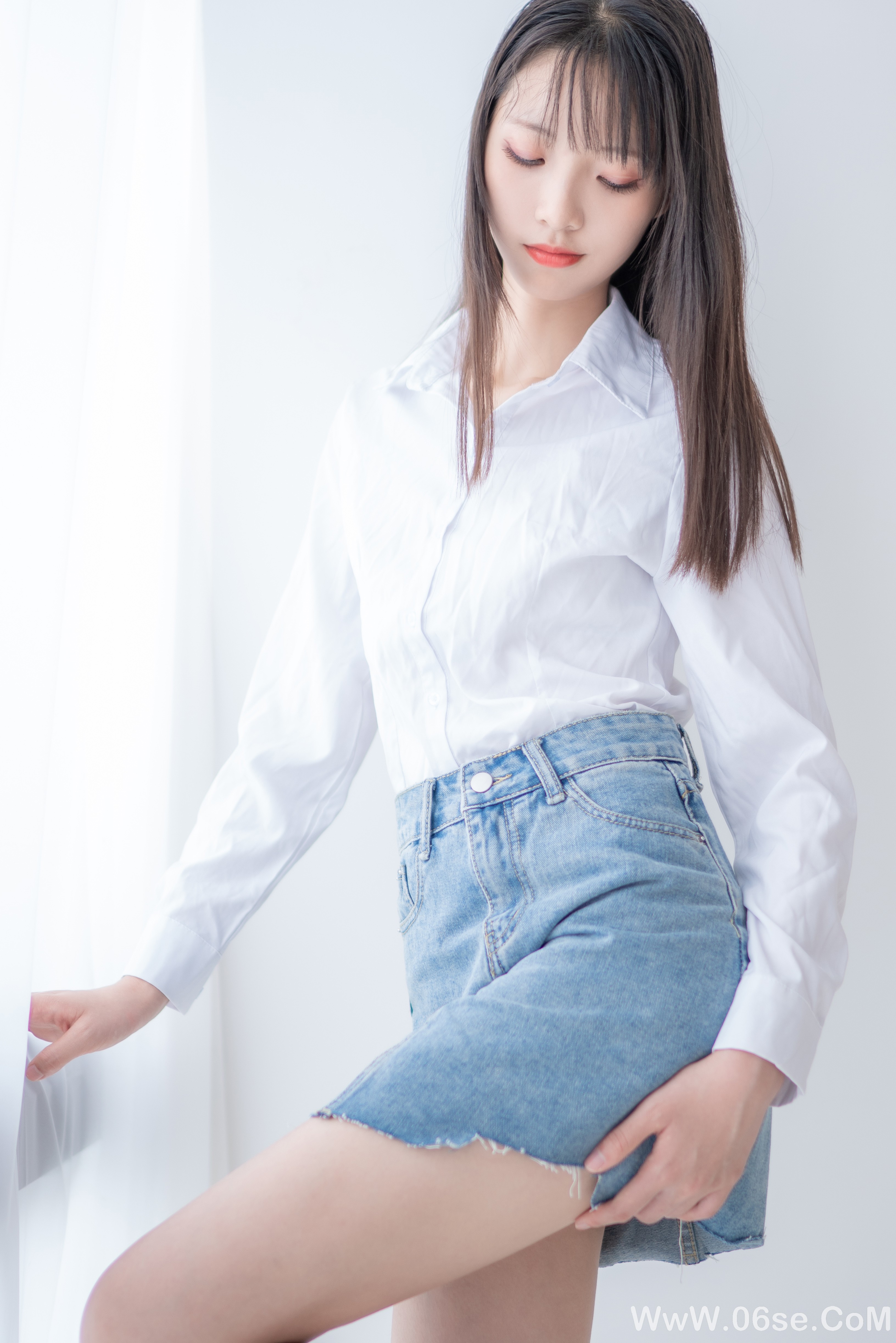 图片[3]-美女壁纸丨衬衫牛仔裙小姐姐-六色网