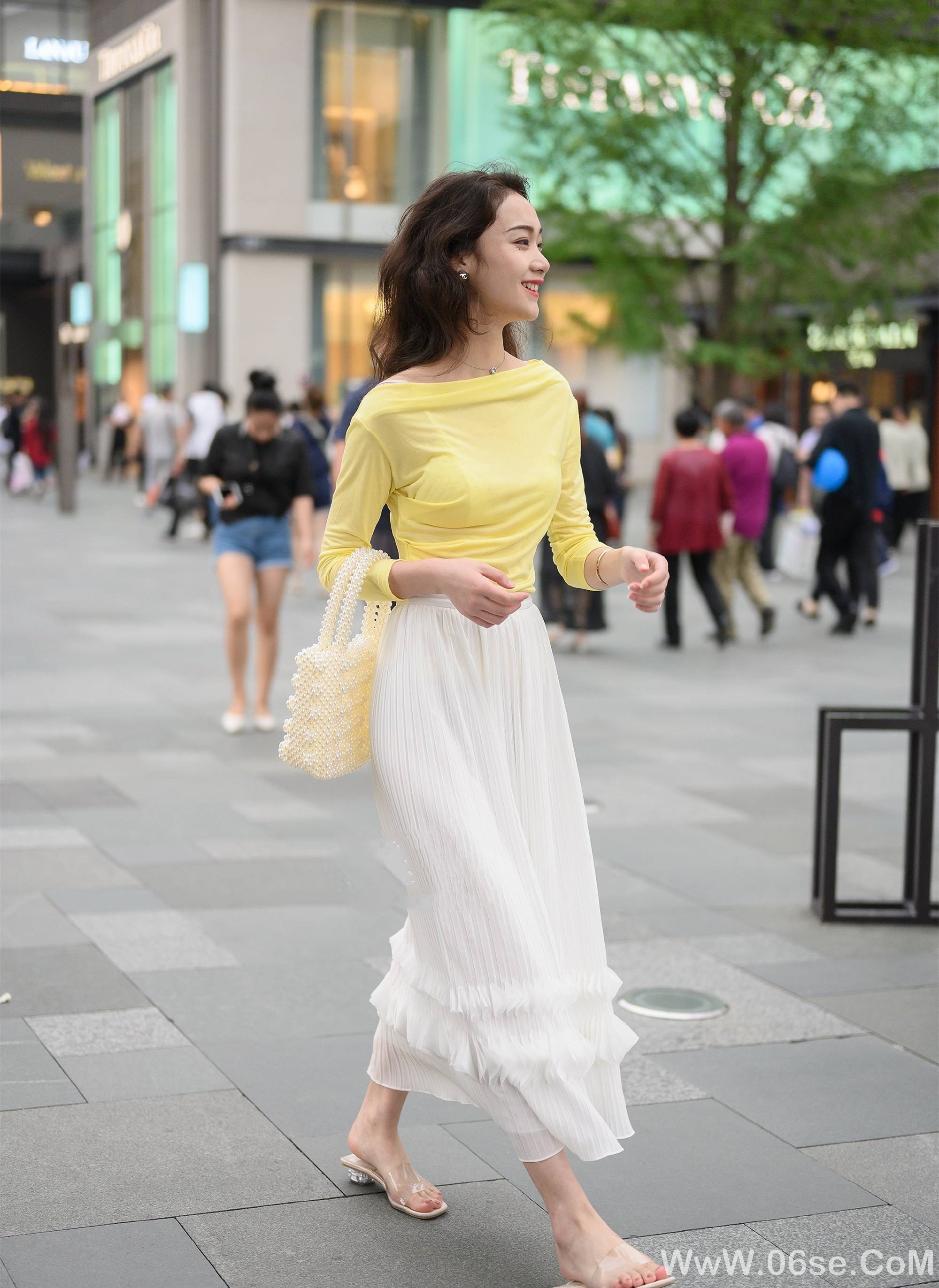 图片[7]-美女壁纸丨街拍美女，白皙美腿一览无余！-六色网