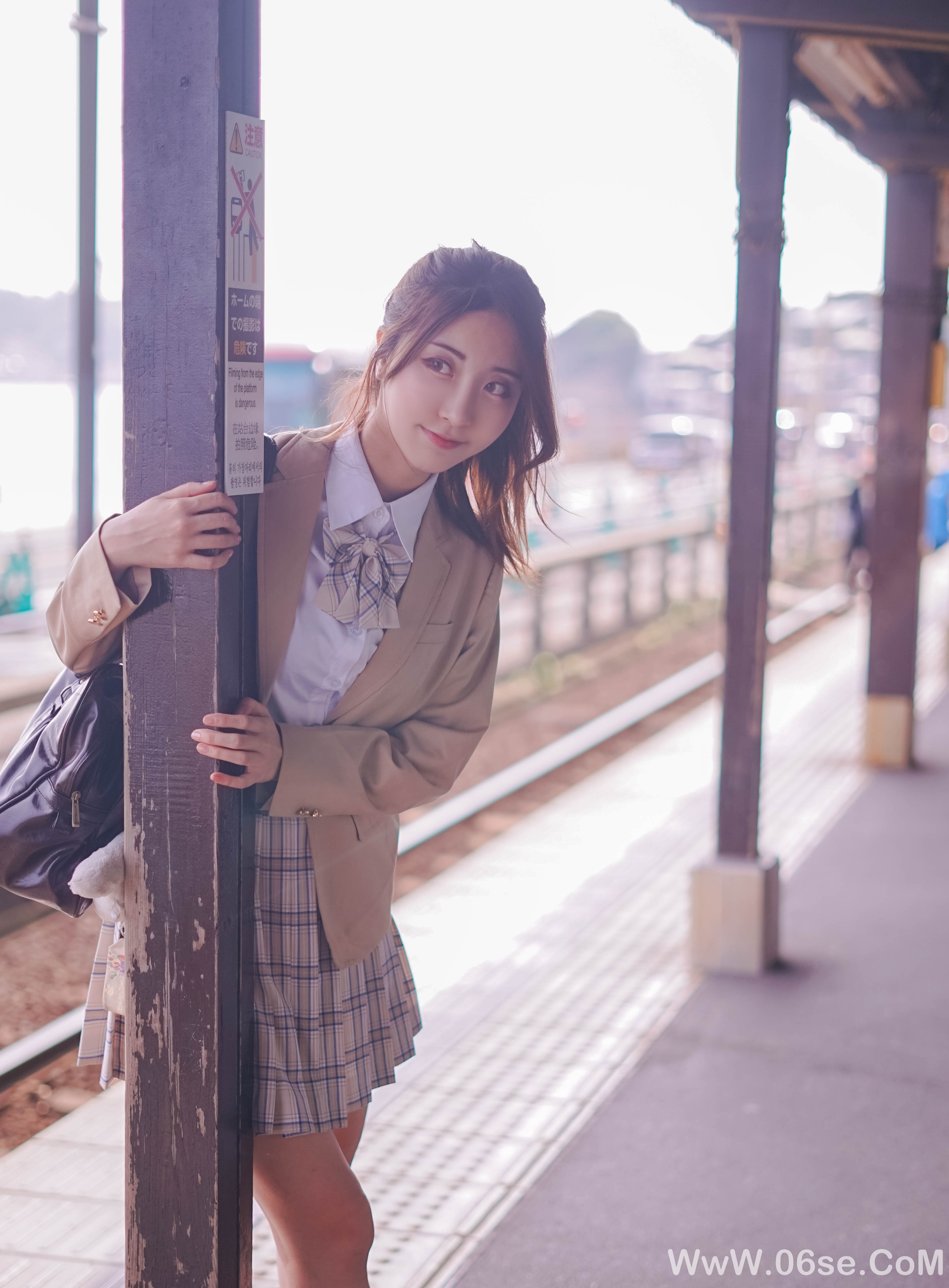 图片[3]-清纯美女丨短裙制服美女-六色网
