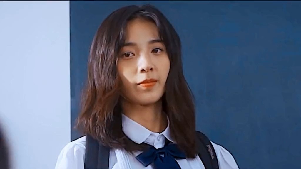  - 当学渣男主被罚站时遇见转学校花女主，爱情已经来了