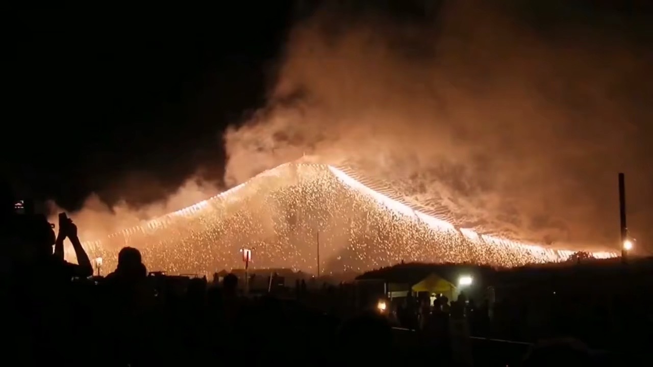  - 快过年了，记得和自己喜欢的人一起看，过年晚上的那一场电影