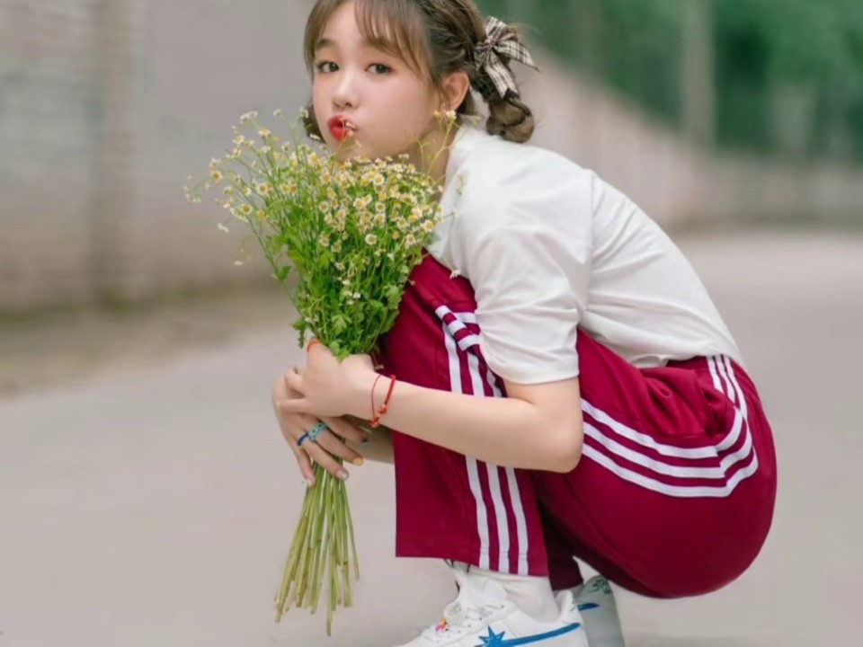 火箭少女101徐梦洁唱《月光》超温柔,被美岐嘲笑口音软萌回应~-高清mv