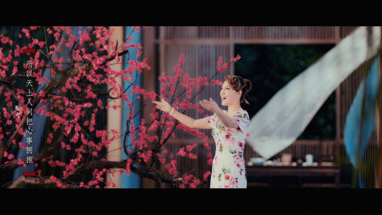 乌兰图雅《月亮知道》mv