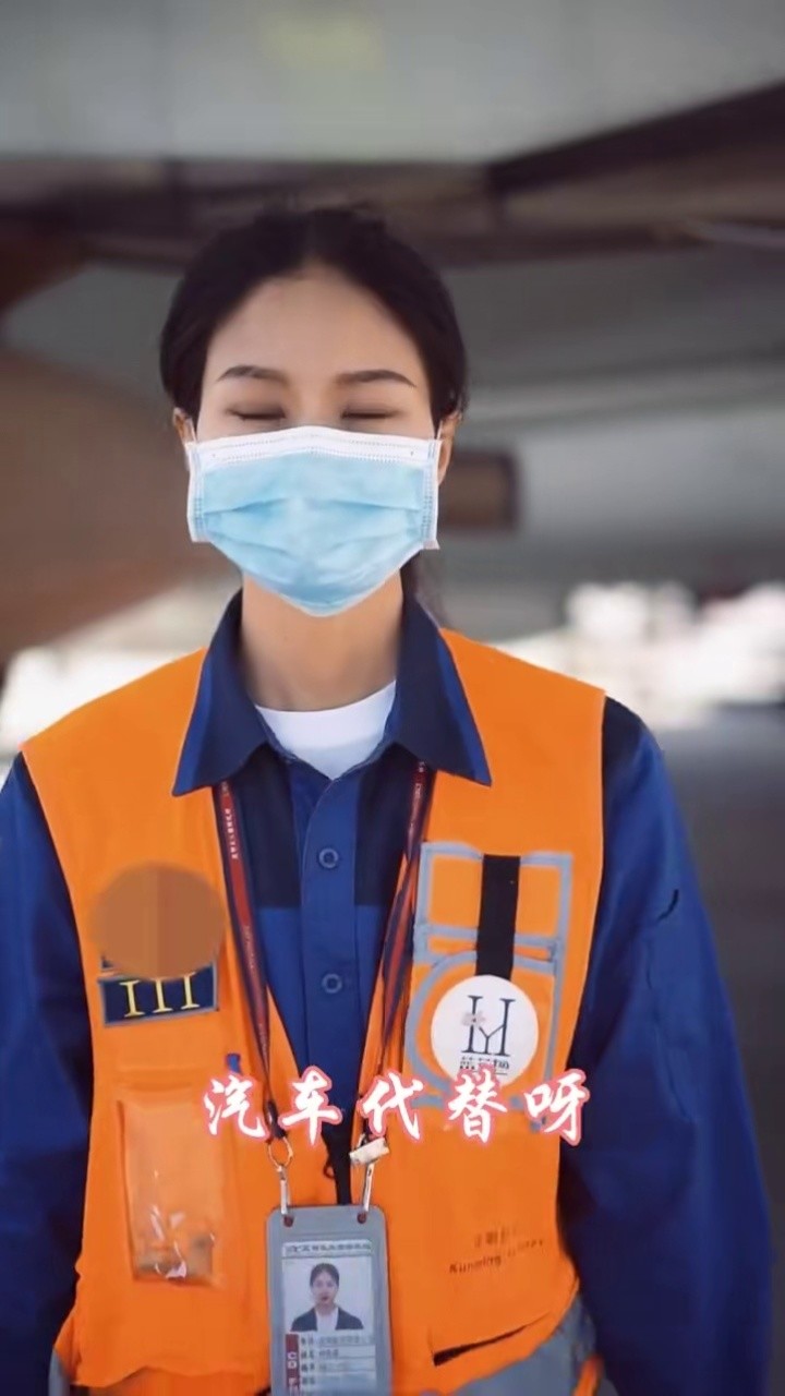 她们来了"抹脖子"的机务小姐姐们.#指挥飞机的机务小姐姐正面亮相