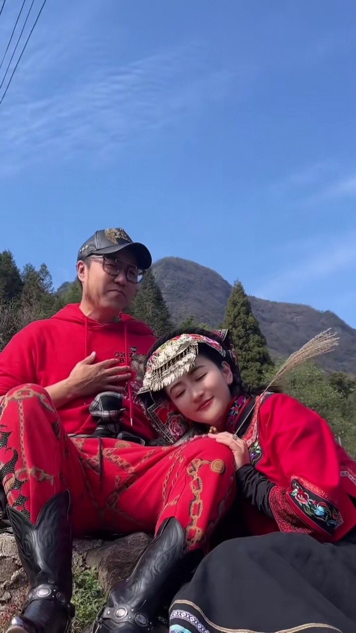 父女情深 #父爱如山  父爱如伞,为你遮风挡雨@歌手春雷