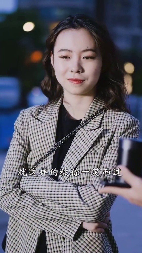 歌手深情演唱一首一笑而过歌声伤感娇音萦萦