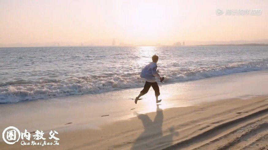  - 王俊凯和狗赛跑