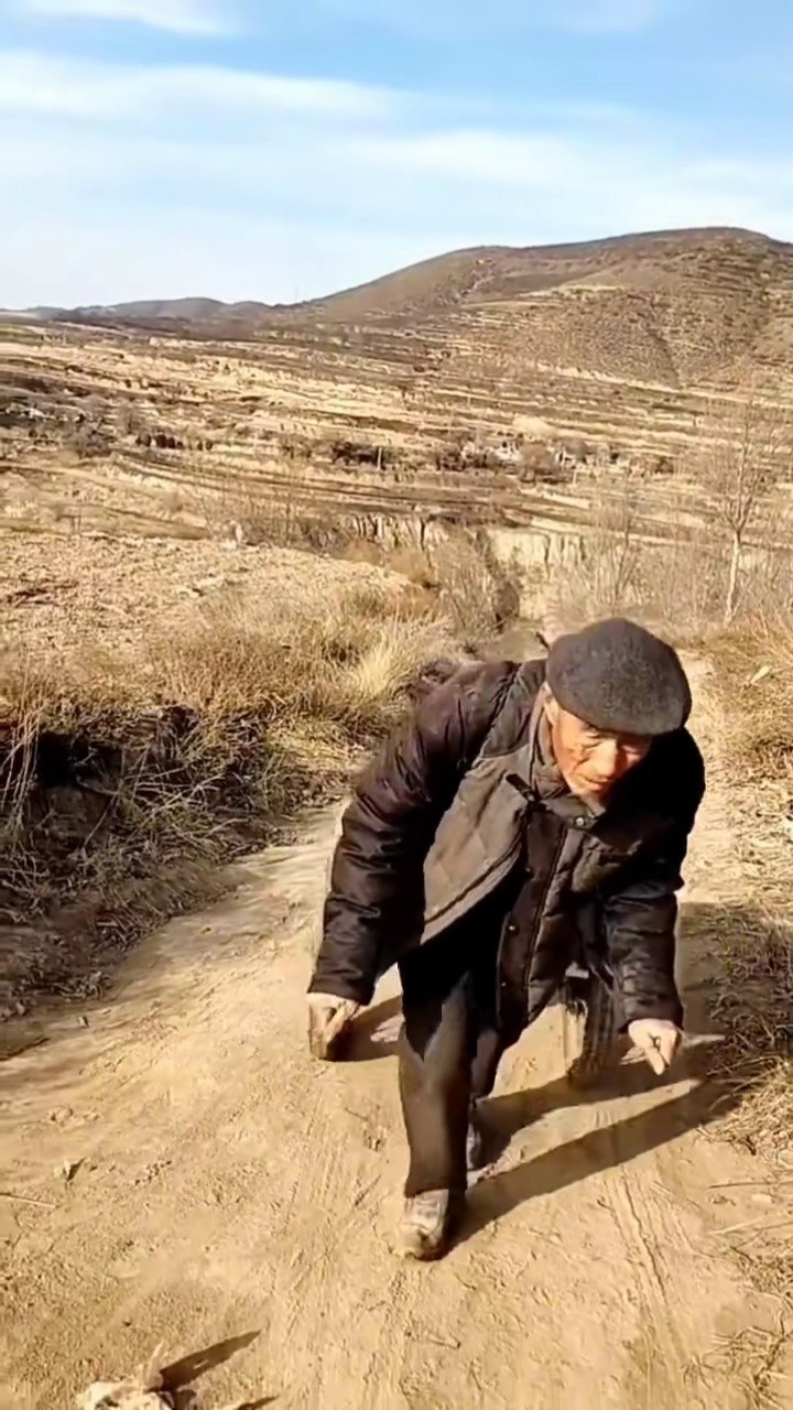 看看农民苦不苦 #走进乡村 为天下最苦的农民点赞!#初醒