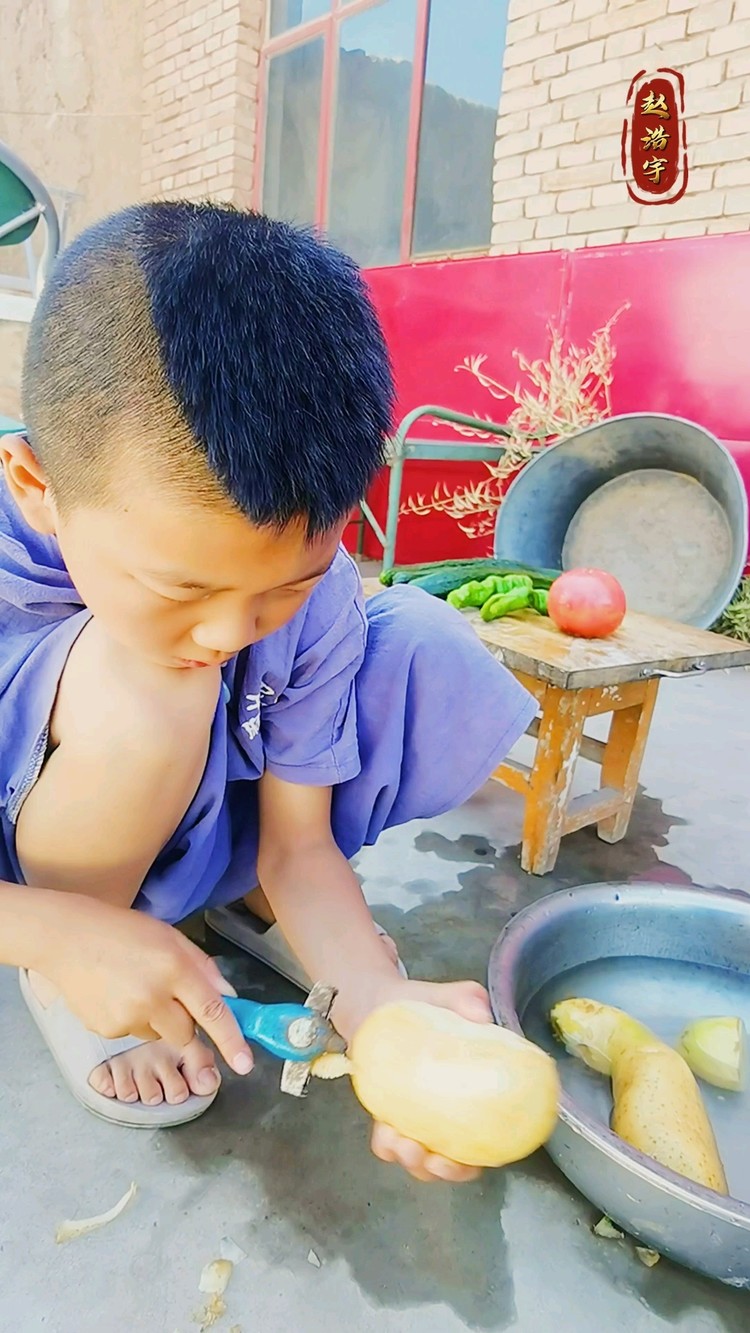  - 8岁男孩在家学做土豆棒子，快来围观…
