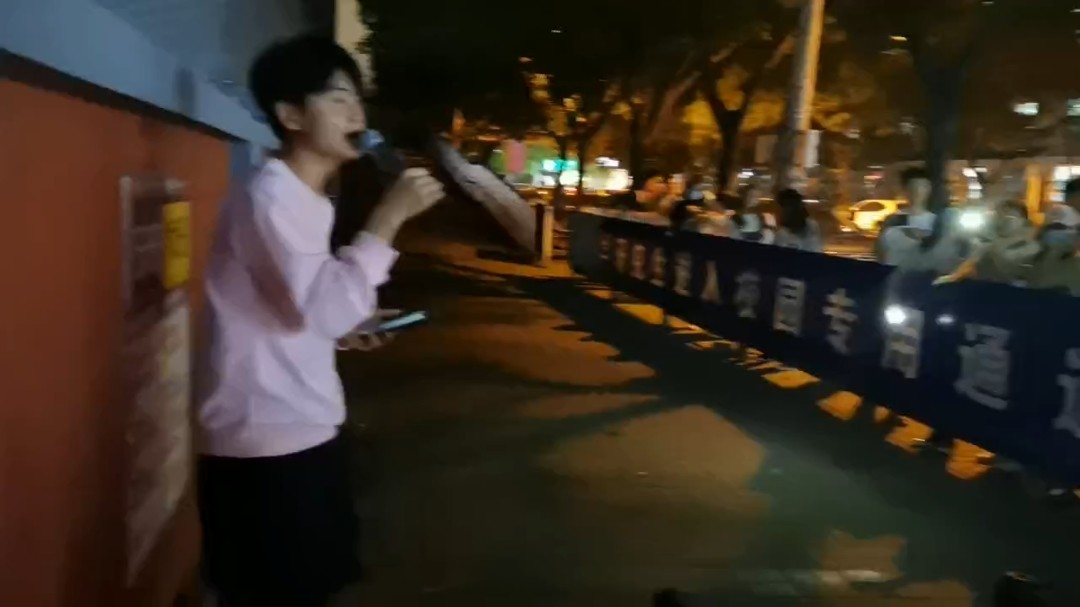  - 学苑天桥小哥唱歌动听到吸引来保安叔叔