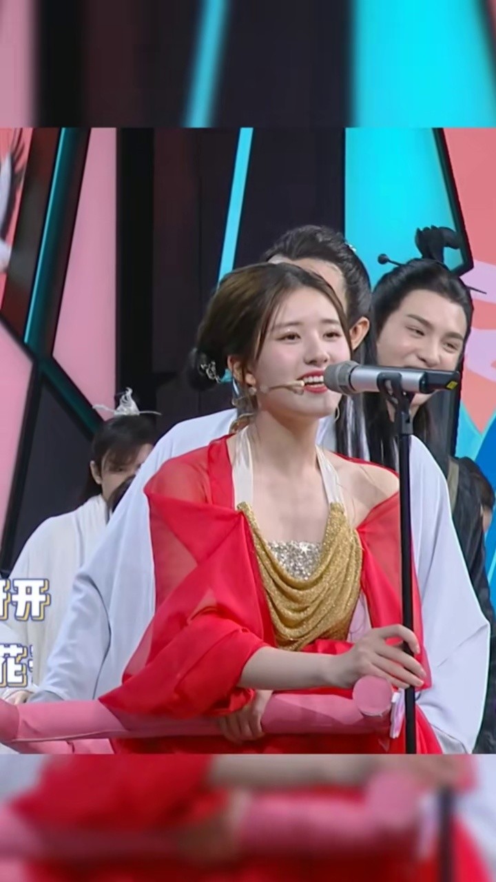 每个音都落在意想不到的位置上~~ #快本  #赵露思跑调