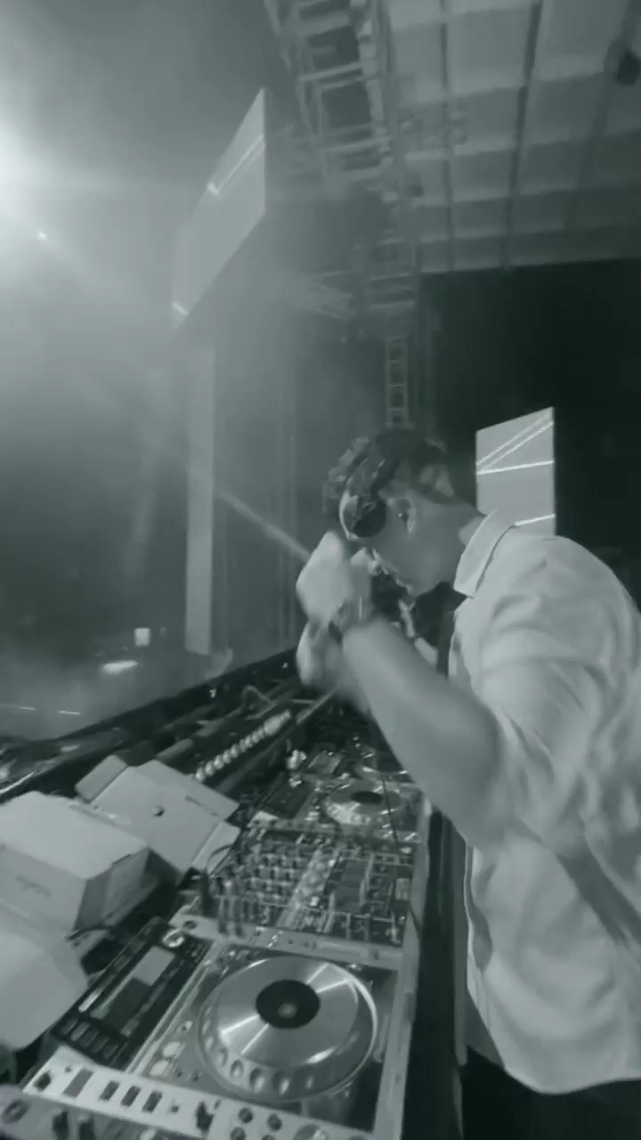  - Rave Republic & GIFTBACK - Eyes Wide Shut 现场版