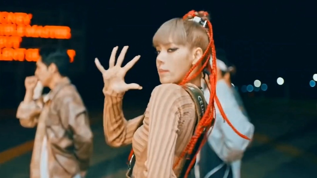  - LISA与CL的歌曲联动